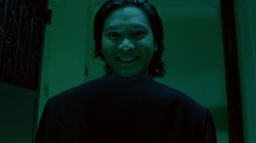 之后翻来覆去却怎么也睡不着,又过了一会,越发心悸,感觉心跳越来越快,好像要从身体里蹦出来,你实在是受不了了,觉得必须要去阴阳路777号看一下了,就在这时,‘砰砰砰’,又响起了敲门声,声音很大,似乎可以把铁门敲烂。能透过猫眼向外看去